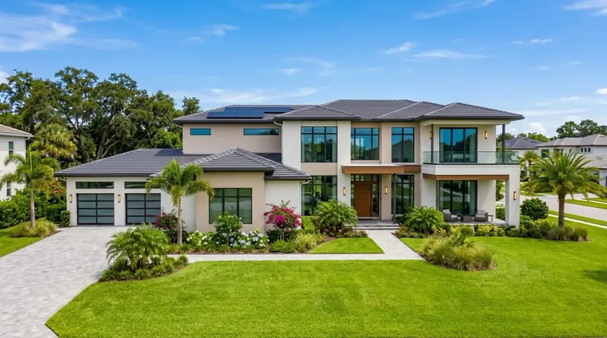 Spacious American Florida home with pristine stucco exterior finish